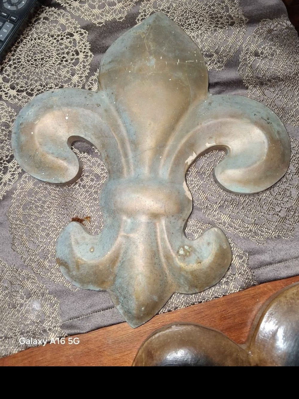 Antique-Style Fleur-de-Lis Wall Accent in Patinated Green